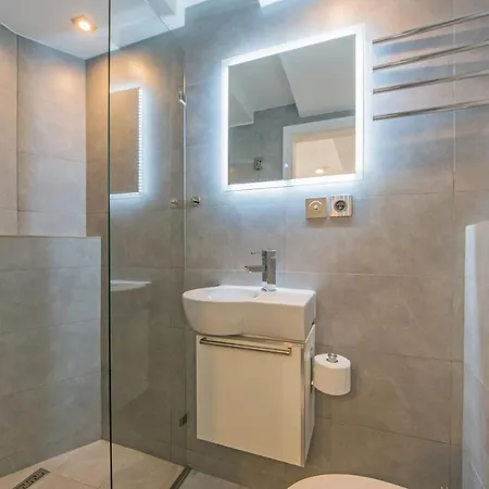 Studio Four Apartment *